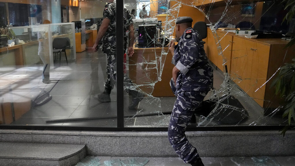 Una mujer irrumpe con una pistola en un banco de Beirut y exige que liberen sus ahorros retenidos