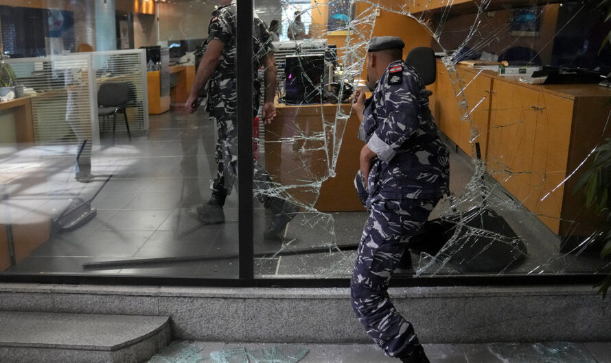 Una mujer irrumpe con una pistola en un banco de Beirut y exige que liberen sus ahorros retenidos