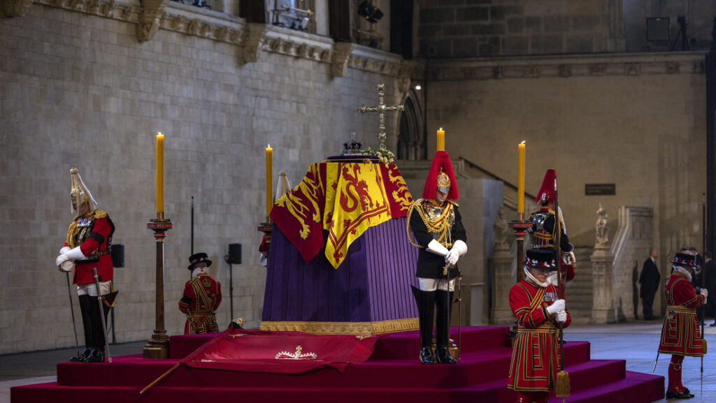 Un guardia se desmaya durante su servicio junto al ataúd de Isabel II