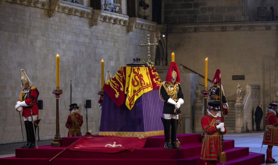 Un guardia se desmaya durante su servicio junto al ataúd de Isabel II