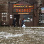 Una poderosa tormenta provoca inundaciones históricas, vientos dañinos y cortes de energía en Alaska