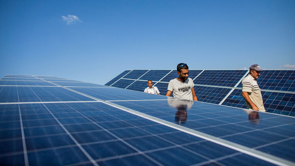 Bloomberg: Los paneles solares se acumulan en los almacenes de una Europa ‘hambrienta’ de energía