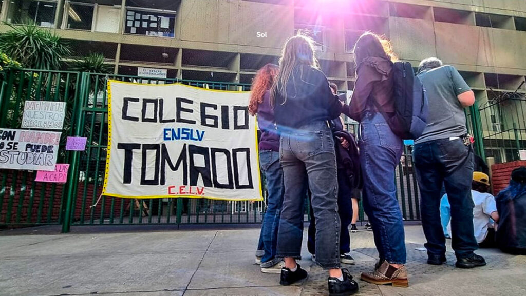 Las razones detrás de la toma de una decena de escuelas en Buenos Aires (y por qué el gobierno local quiere multar a los padres de los alumnos)