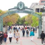 Una universidad de California presiona a los estudiantes para que se vacunen contra la gripe estacional o usen una máscara