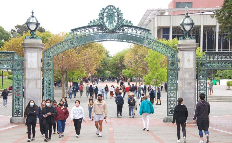 Una universidad de California presiona a los estudiantes para que se vacunen contra la gripe estacional o usen una máscara