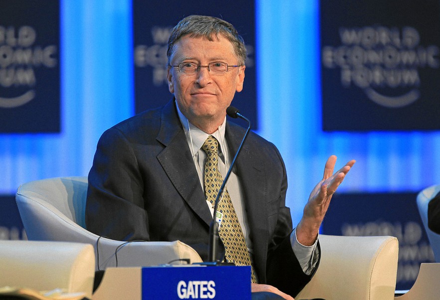 Bill Gates se jacta de ordenarle a Trump que no investigue los peligros de la vacuna contra el covid