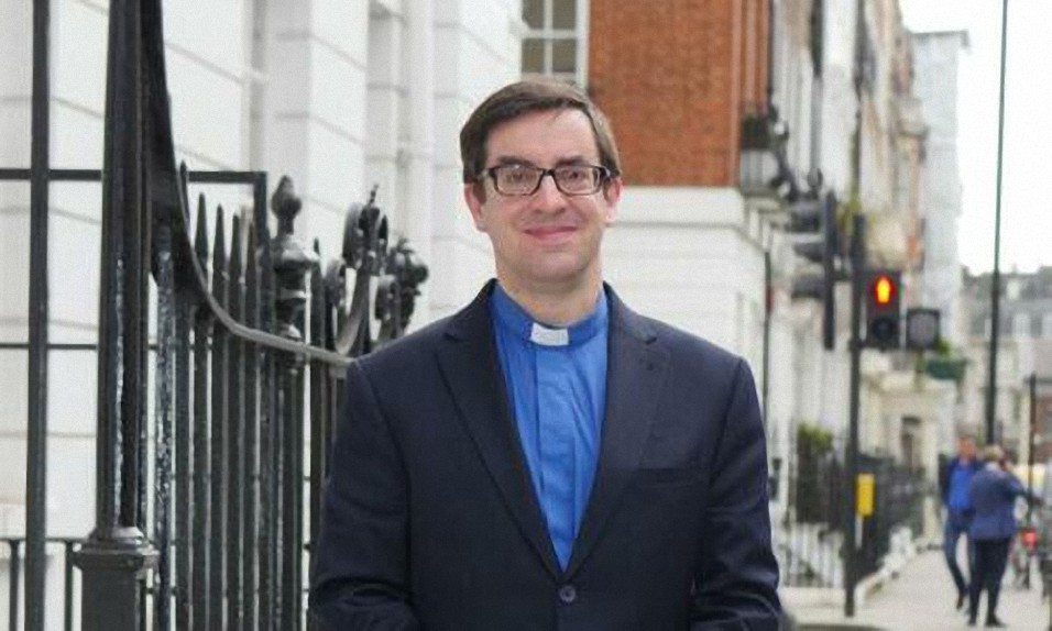 Capellán afirma que la Iglesia de Inglaterra lo consideró un «riesgo para los niños» por cuestionar la ideología LGBT