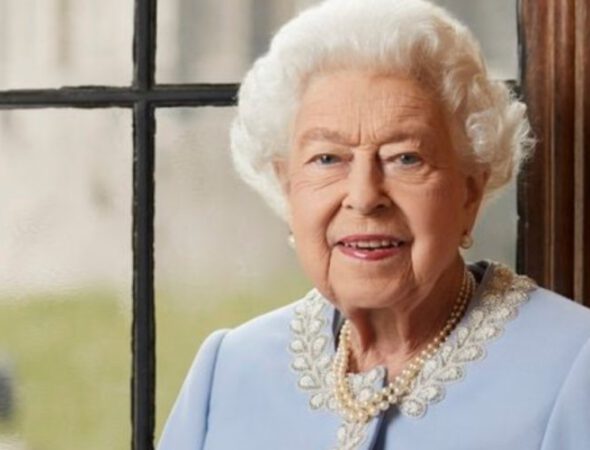 Queen-Elizabeth-2-state-portrait-2022-810x500