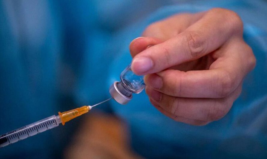 Dinamarca no ofrecerá vacunas de refuerzo a personas menores de 50 años: «No corren el riesgo de enfermarse gravemente»