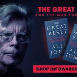 ¡Alex Jones supera en ventas a Stephen King! ¡Es porque los planes de Klaus Schwab y los globalistas son más terribles que cualquier historia de terror!