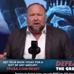 Alex Jones recibe ovación de pie en el evento ‘Derrotar el Gran Reinicio’