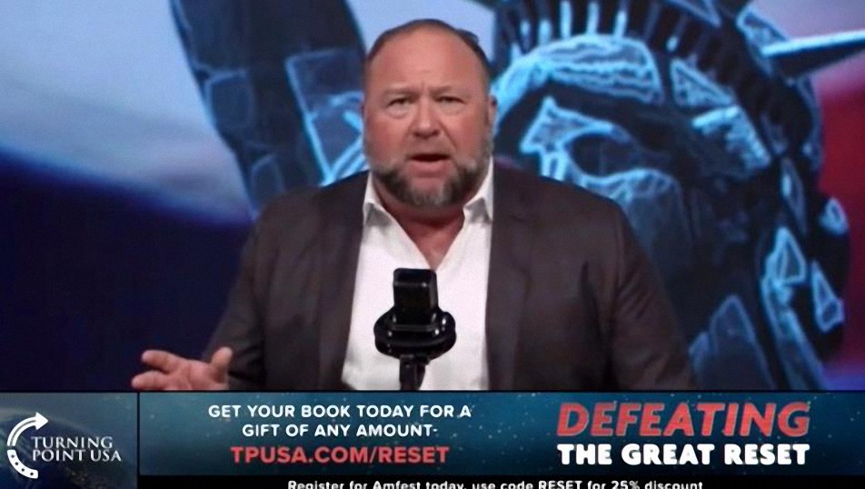 Alex Jones recibe ovación de pie en el evento ‘Derrotar el Gran Reinicio’