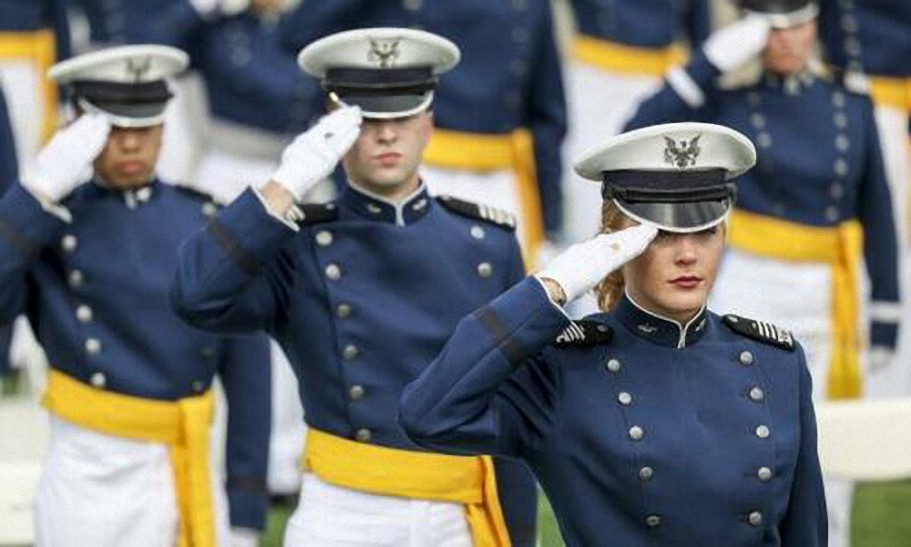 La Academia de la Fuerza Aérea defiende decirles a los cadetes que reemplacen ‘mamá y papá’ con ‘lenguaje neutral en cuanto al género’