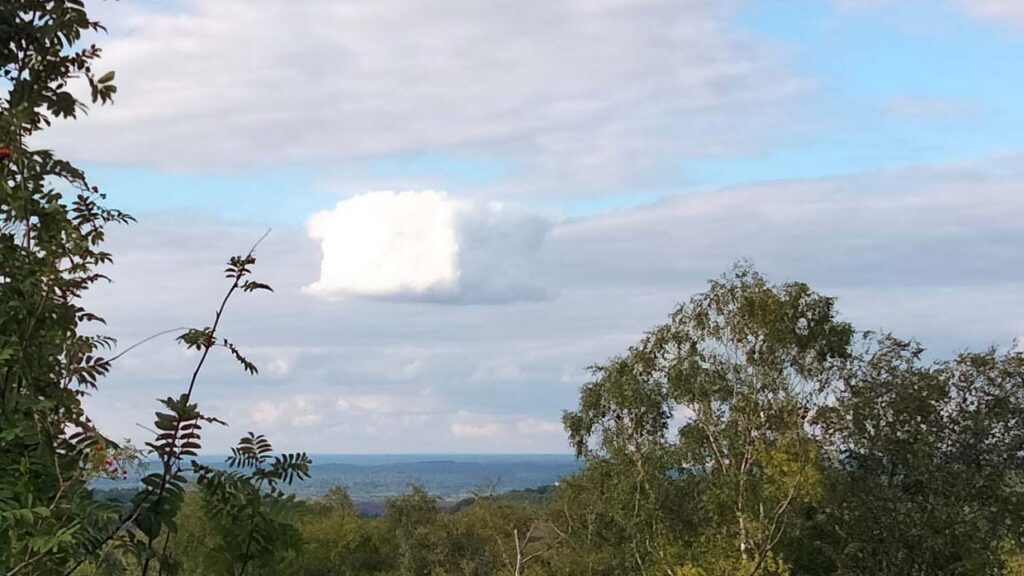 Graban una misteriosa nube en forma de cubo sobre Inglaterra