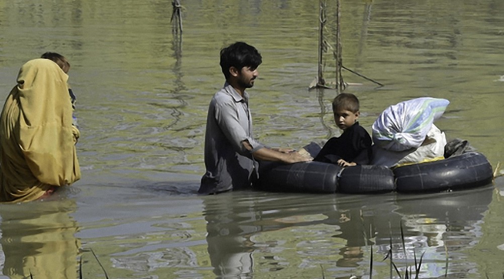 Un tercio de Pakistán está bajo el agua mientras las lluvias monzónicas crean una crisis de «proporciones inimaginables»