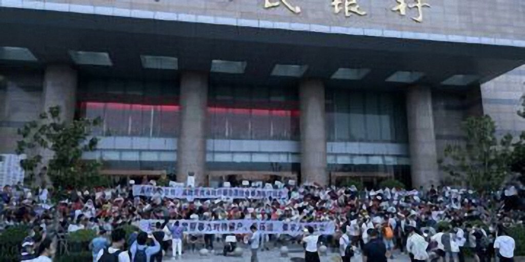 Más de 200 detenidos en China por escándalo bancario que desató protestas