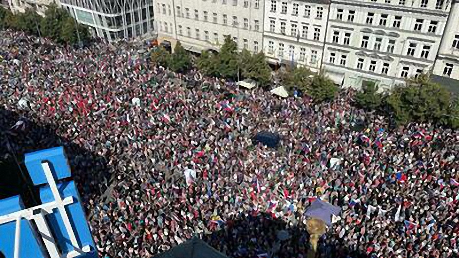 «Europa al borde:» 70.000 manifestantes checos inundan Praga por la crisis energética