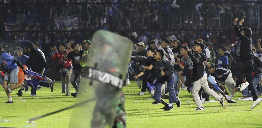 Tragedia en el estadio: al menos 125 muertos entre disturbios tras un partido de fútbol en Indonesia