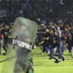 Tragedia en el estadio: al menos 125 muertos entre disturbios tras un partido de fútbol en Indonesia