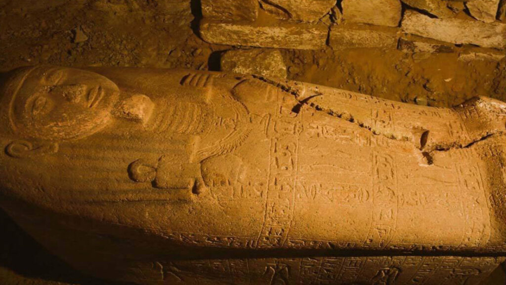 Descubren un sarcófago de granito rosa perteneciente a un alto funcionario del faraón del Antiguo Egipto Ramsés II