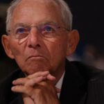 El político Schäuble dice a los alemanes que «dejen de quejarse, lleven 2 jerséis y tengan preparadas velas y linternas en caso de apagones»