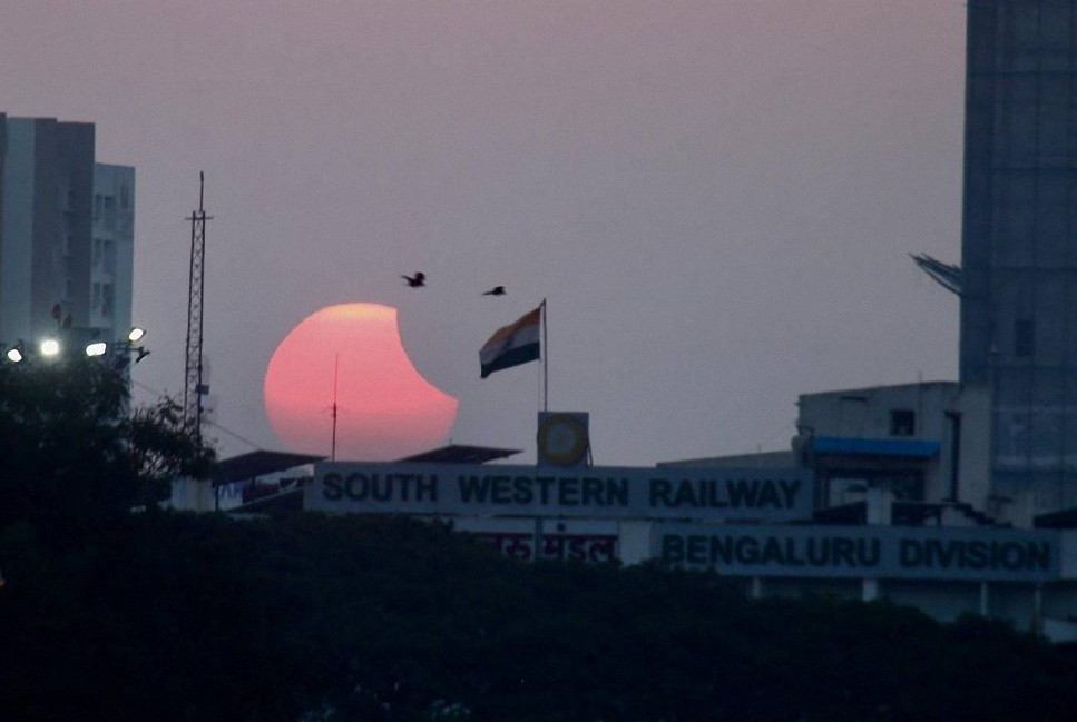 Así se vio el eclipse solar parcial en el mundo