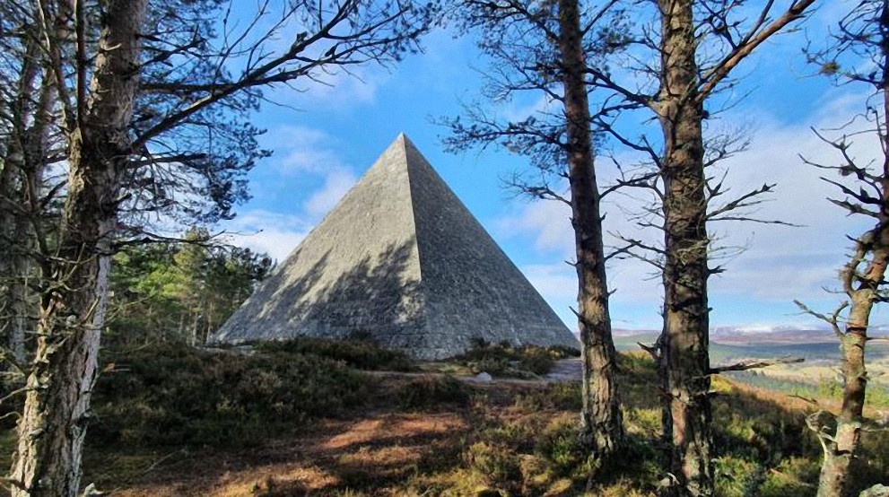 Una pirámide escondida en los bosques de Escocia