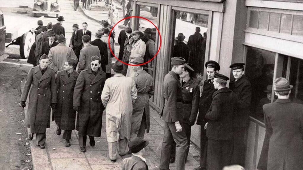 Una foto de la década de 1940 muestra a un «viajero del tiempo» con un smartphone