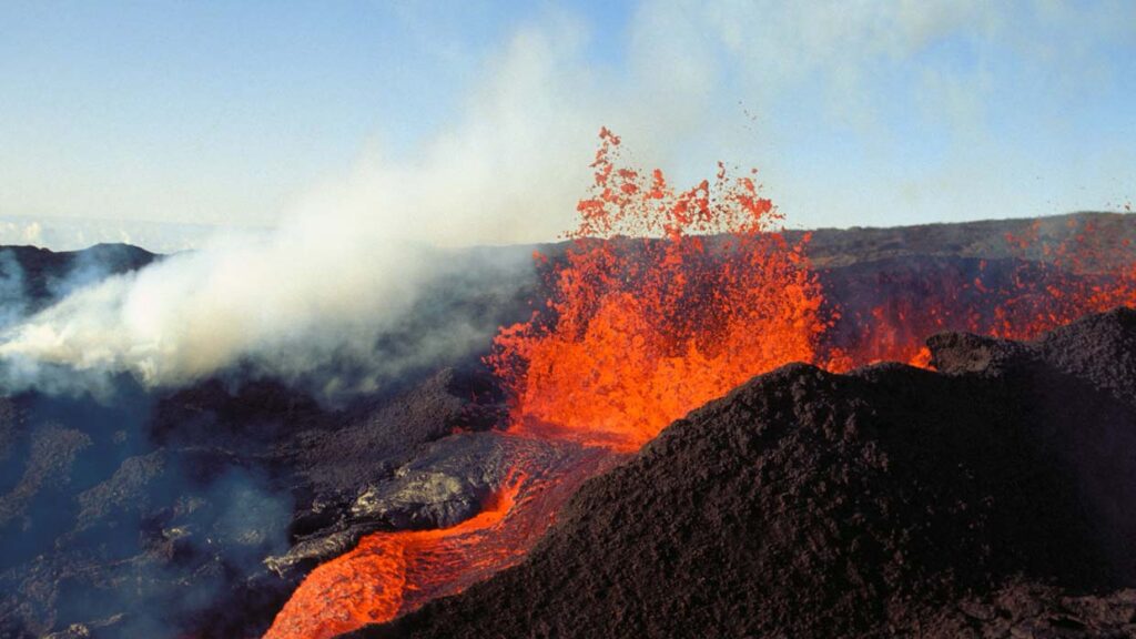 El volcán activo más grande del mundo entra en erupción en Hawái, ¿una nueva señal del fin de los tiempos?