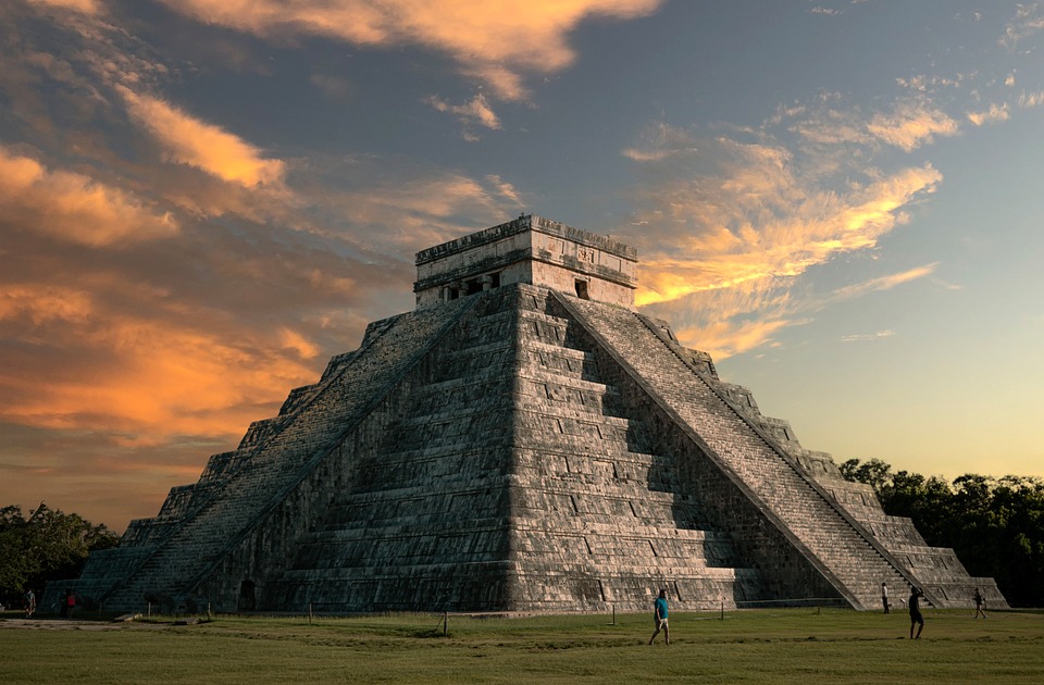 ‘Lady Chichén Itzá’: Una mujer sube a la pirámide de Kukulkán pese a restricción y es abucheada