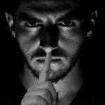 El silencio del poeta: RTVE censura el podcast del poeta que denunció vulneración de derechos y libertades en la pandemia