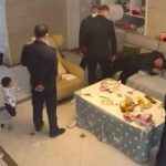 Video impactante: matones del PCCh irrumpen en la casa de un hombre y lo torturan frente a los niños