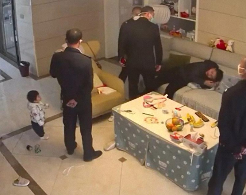 Video impactante: matones del PCCh irrumpen en la casa de un hombre y lo torturan frente a los niños