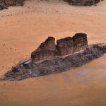 Enorme «roca-pez» emerge del desierto del norte de Arabia Saudita