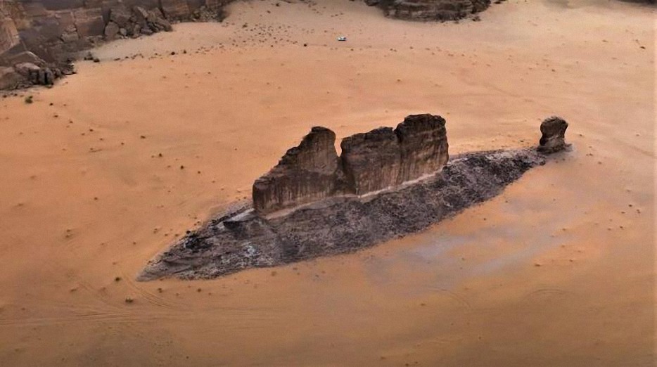 Enorme «roca-pez» emerge del desierto del norte de Arabia Saudita