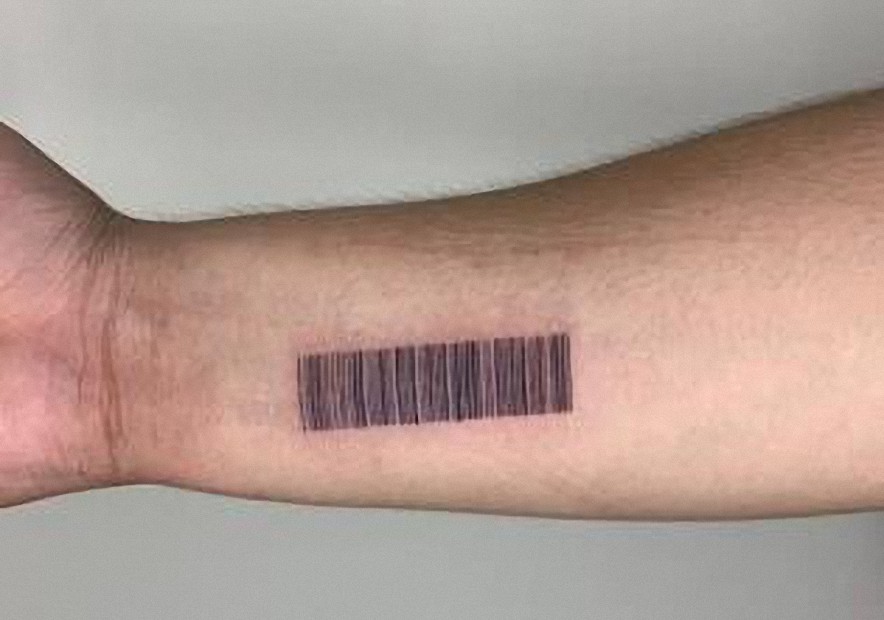 Hombre paga con su antebrazo gracias a un tatuaje de código de barras de la aplicación de pago escaneable