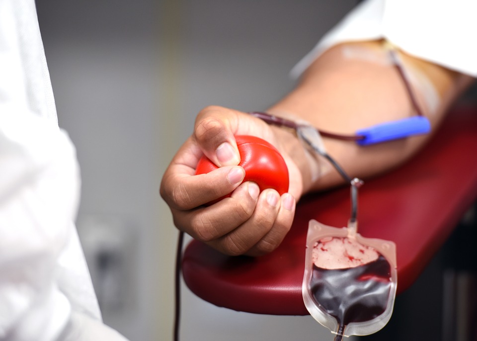 Un servicio de donación de sangre sin fines de lucro comienza a unir pacientes no vacunados contra el Covid con donantes