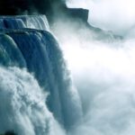 Imágenes fascinantes de las cataratas del Niágara medio congeladas luego de la tormenta invernal