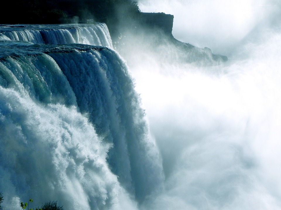 Imágenes fascinantes de las cataratas del Niágara medio congeladas luego de la tormenta invernal