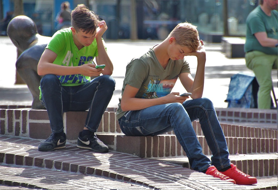 Prohíben el uso de teléfonos móviles en las escuelas de Italia por su efecto «nada diferente a la cocaína»