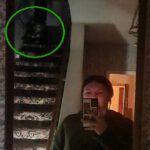 Una mujer se lleva tremendo terror después de ver en una selfie tomada en su casa la imagen de un monje fantasma