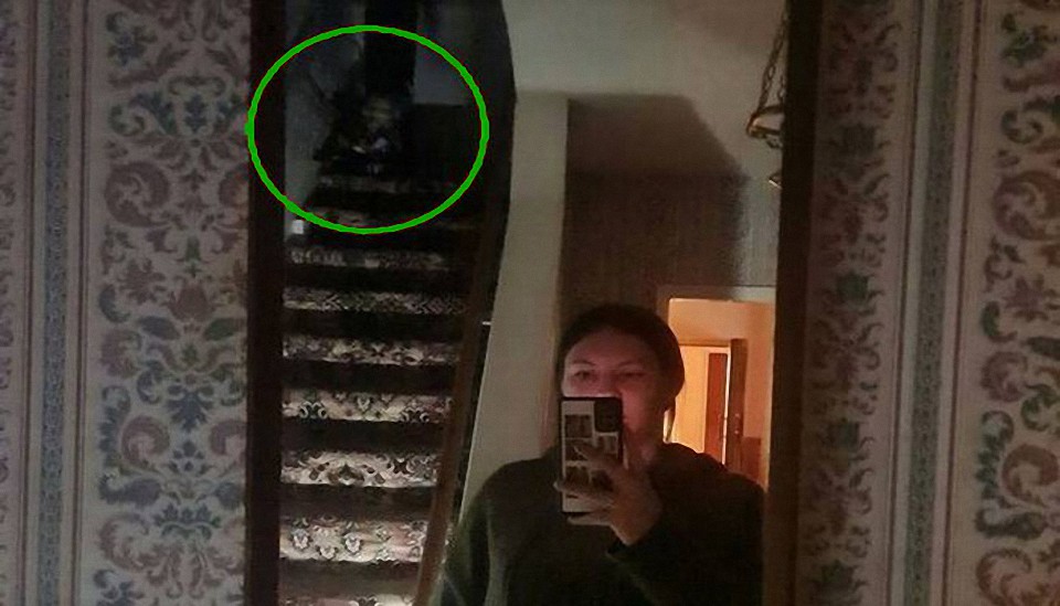 Una mujer se lleva tremendo terror después de ver en una selfie tomada en su casa la imagen de un monje fantasma