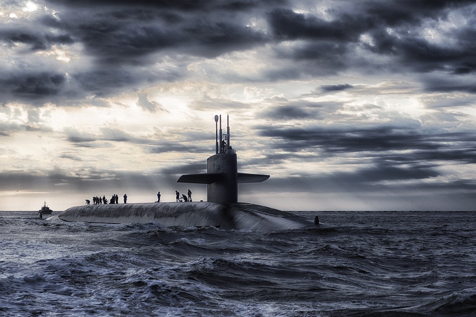 Submarino nuclear golpeado por un objeto submarino que viaja más rápido que la velocidad del sonido