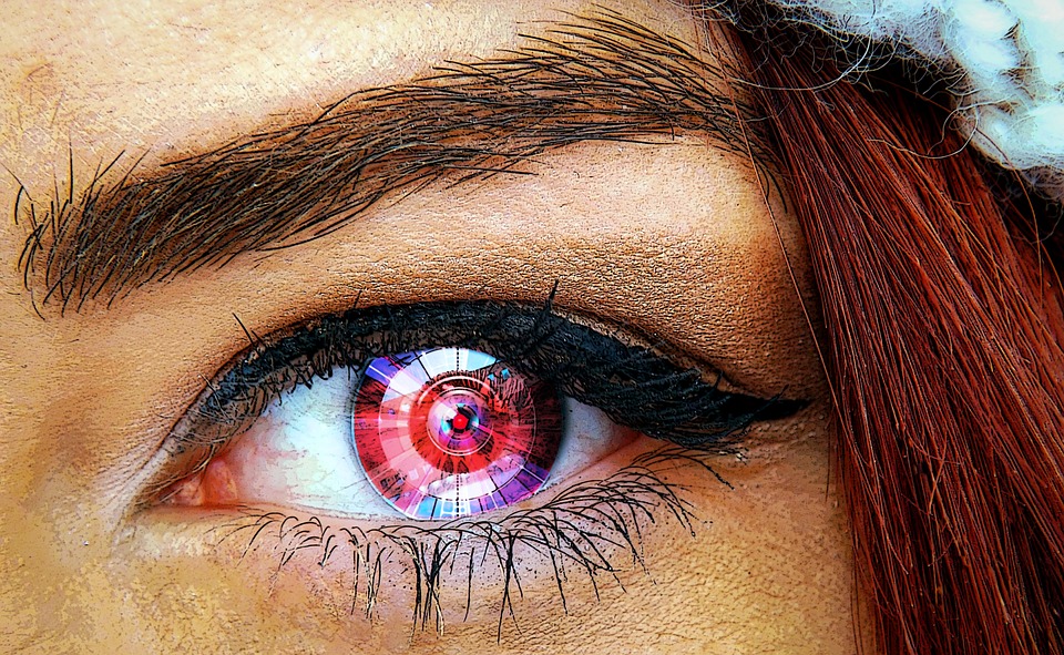 Mujer que perdió un ojo desarrolla una prótesis brillante ‘a lo Terminator’