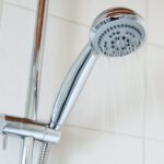 La televisión pública alemana insta a los ciudadanos a bañarse solo una vez a la semana para evitar colapsos energéticos y apagones este invierno