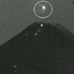 Aparece un misterioso objeto brillante sobre el monte Merapi en Indonesia