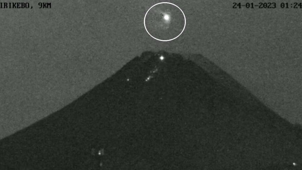 Aparece un misterioso objeto brillante sobre el monte Merapi en Indonesia