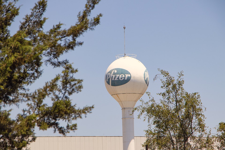 Pfizer responde después de que el director dijera que la compañía está desarrollando formas de mutar el COVID-19