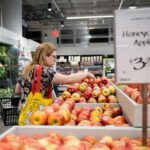 Millones de estadounidenses verán una disminución en el pago de cupones para alimentos después de febrero, dice una agencia federal