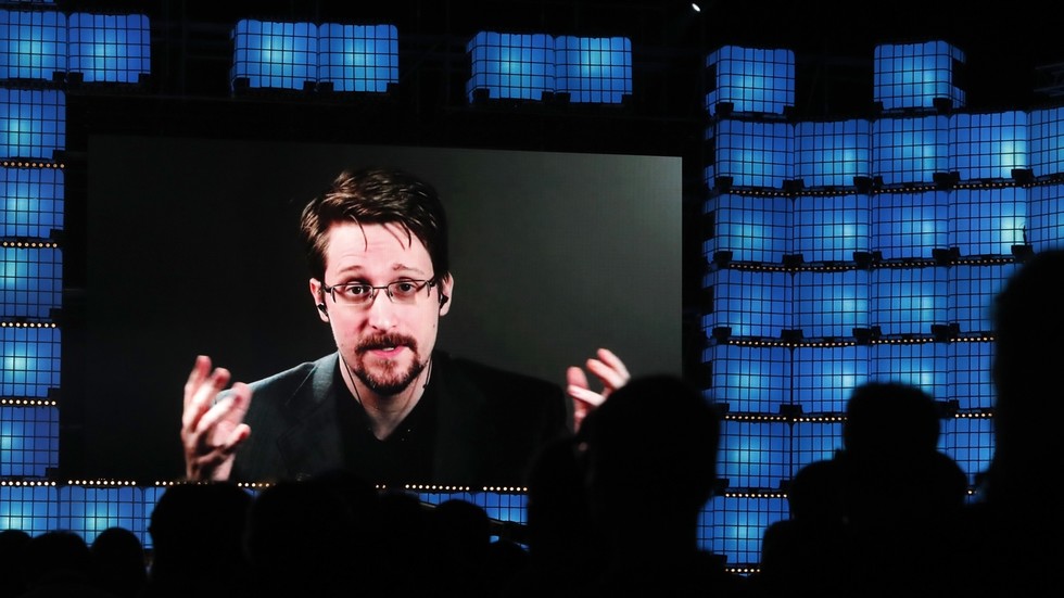 Edward Snowden dice que la reciente locura sobre los ‘OVNIS’ es una distracción